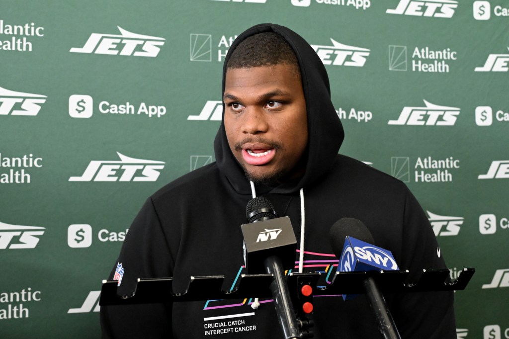 Jets coach Aaron Glenn speaks to the media before practice in Florham Park, NJ. 