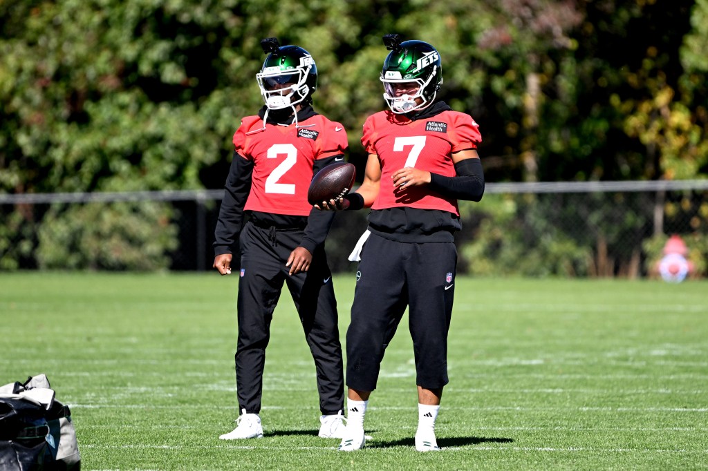 Tyrod Taylor (left) and Justin Fields at Jets practice on Oct. 17, 2025.