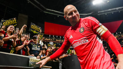 Brad Guzan honored in his farewell to football match  
