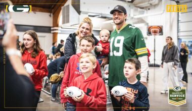 Players support Salute to Service initiative, attend USO event