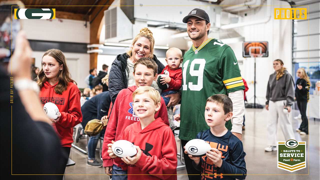 Players support Salute to Service initiative, attend USO event