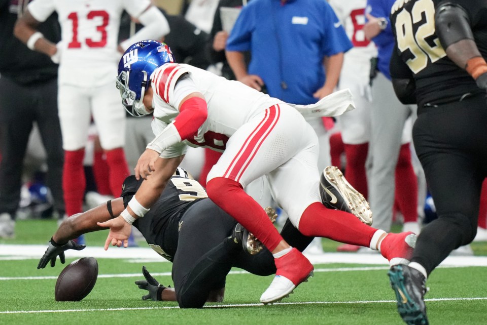 New Orleans Saints defensive end Cameron Jordan (94) recovers a fumble in front of New York Giants quarterback Jaxson Dart (6).