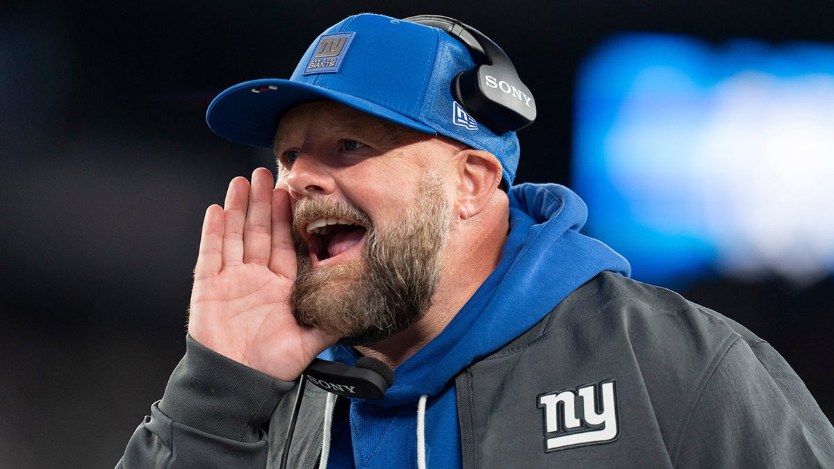 Brian Daboll shouts during a New York Giants game