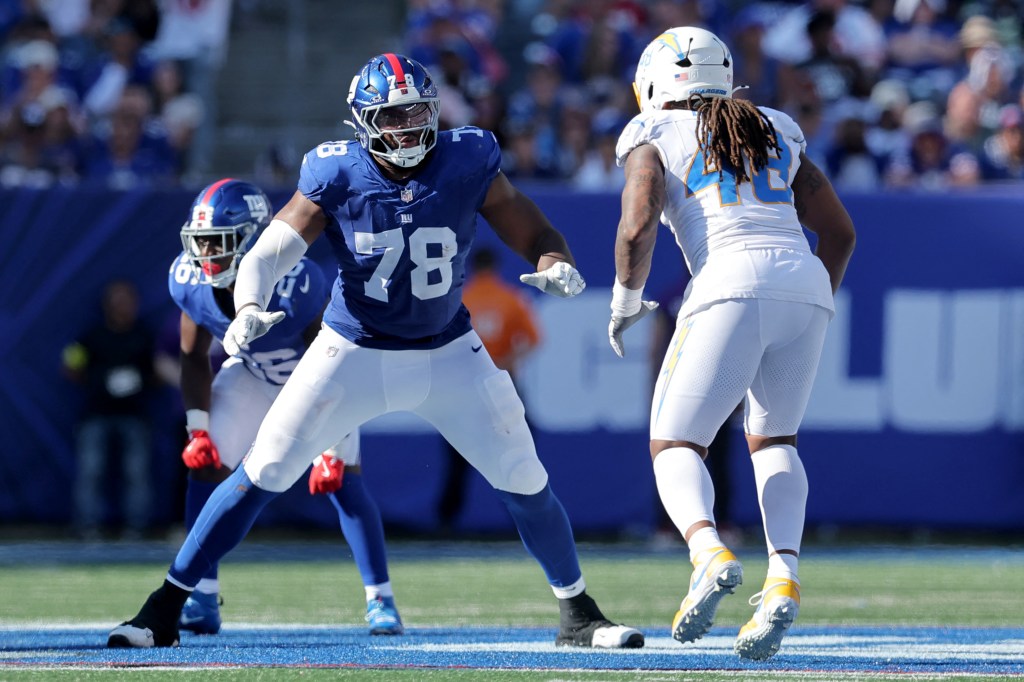 Andrew Thomas blocks during the Giants-Chargers game on Sept. 28, 2025. 