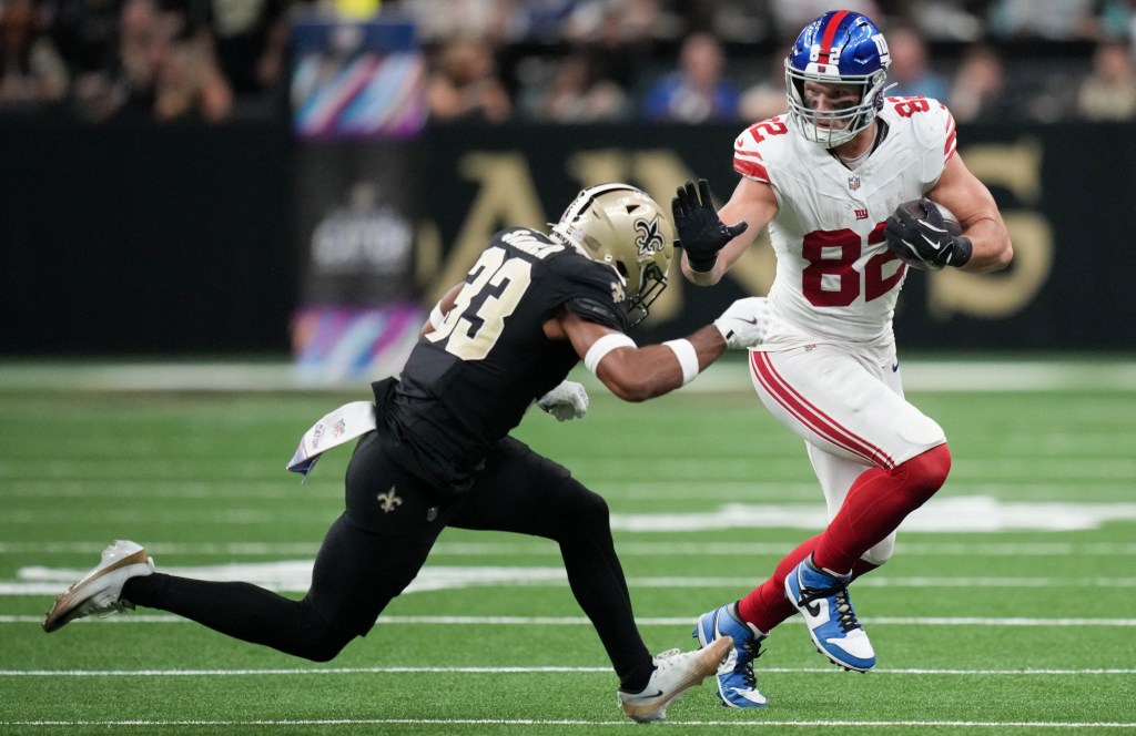 Daniel Bellinger runs with the ball during the Giants-Saints game on Oct. 5, 2025. 