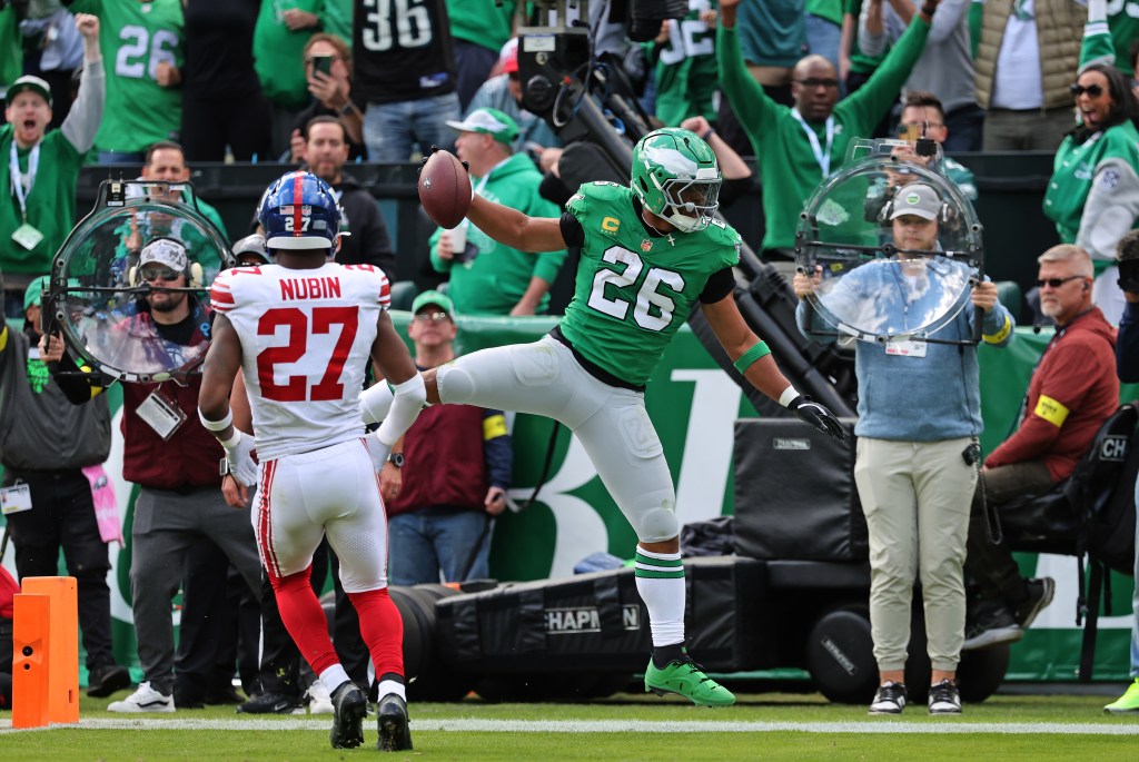 Philadelphia Eagles running back Saquon Barkley #26 scores a touchdown in the 2nd quarter.