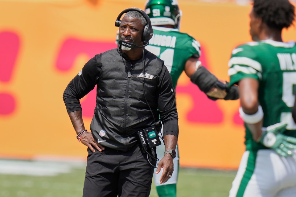 New York Jets head coach Aaron Glenn watching from the sidelines.
