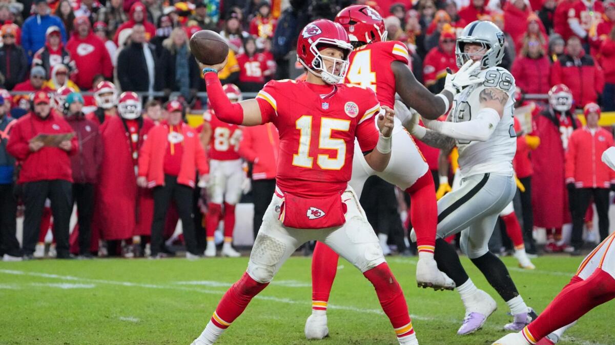 Model locks in Raiders vs. Chiefs picks, score prediction for NFL Week 7
