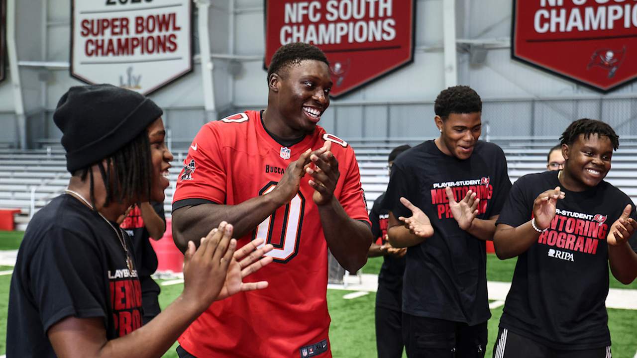 Photos: Buccaneers Player-Student Mentoring Program