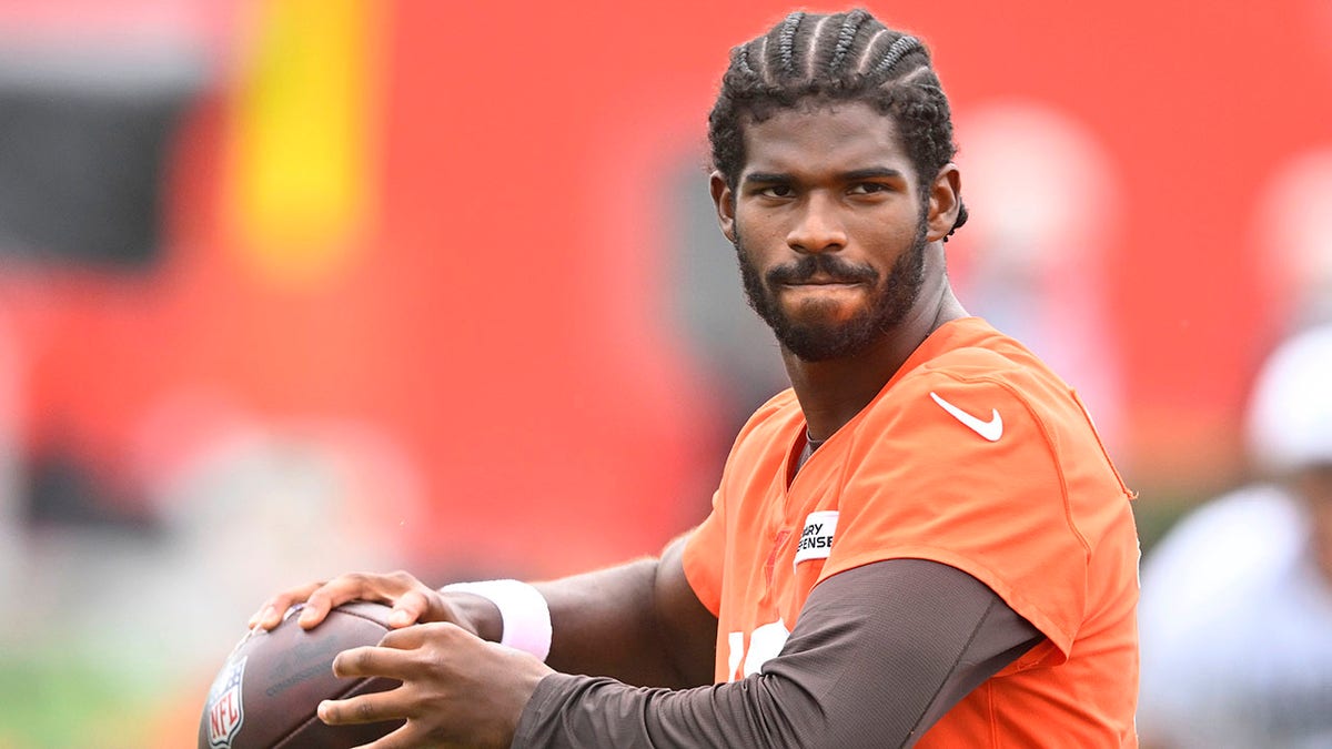 Shedeur Sanders warms up