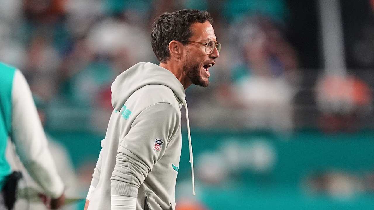 Mike McDaniel shares fans' frustrations in latest loss, which pushed Dolphins to 2-7: 'It sucks' 