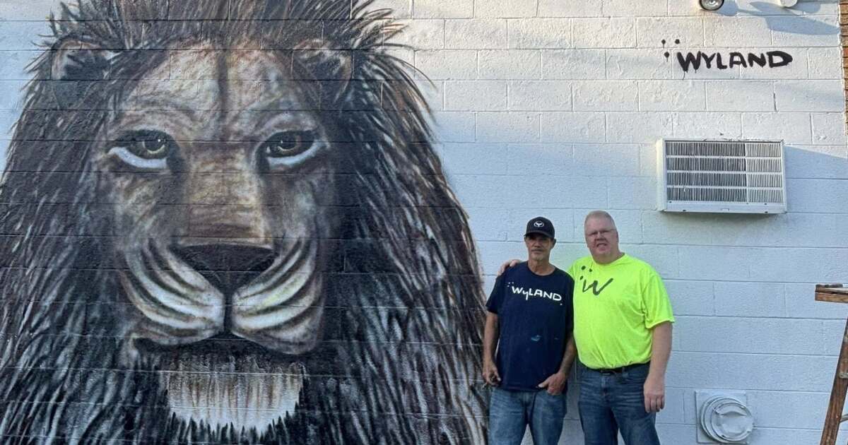 World-renowned artist Wyland creates Lions mural at family business in Clawson