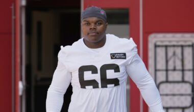 Browns DT Adin Huntington evaluated for concussion, ruled out against Dolphins