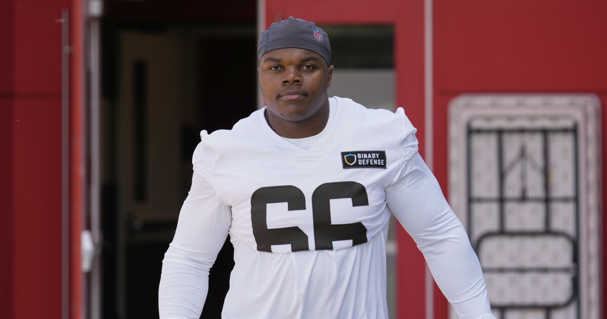 Browns DT Adin Huntington evaluated for concussion, ruled out against Dolphins