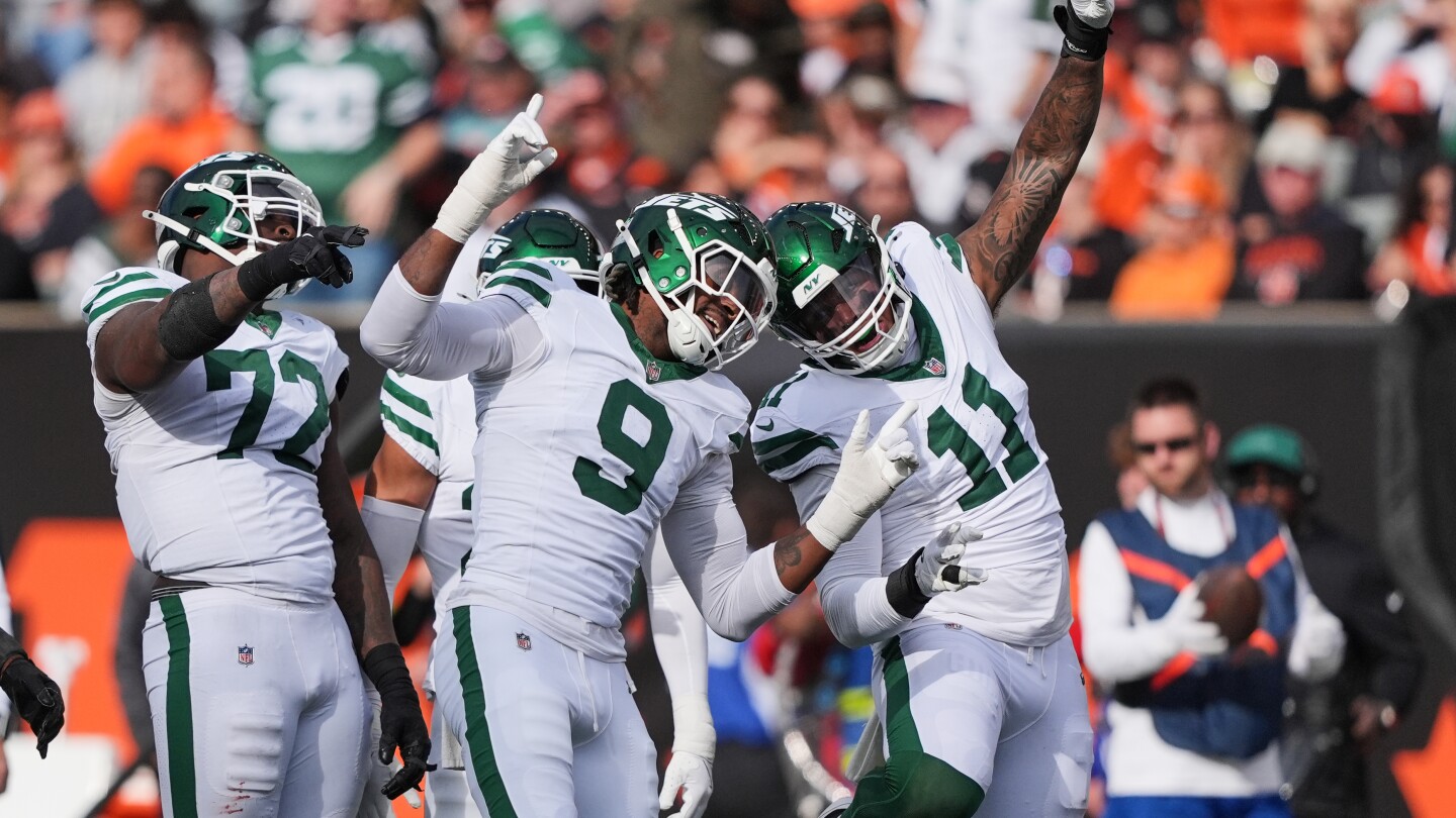 Hall and Fields help the Jets top the Bengals 39-38 for their 1st win of the season