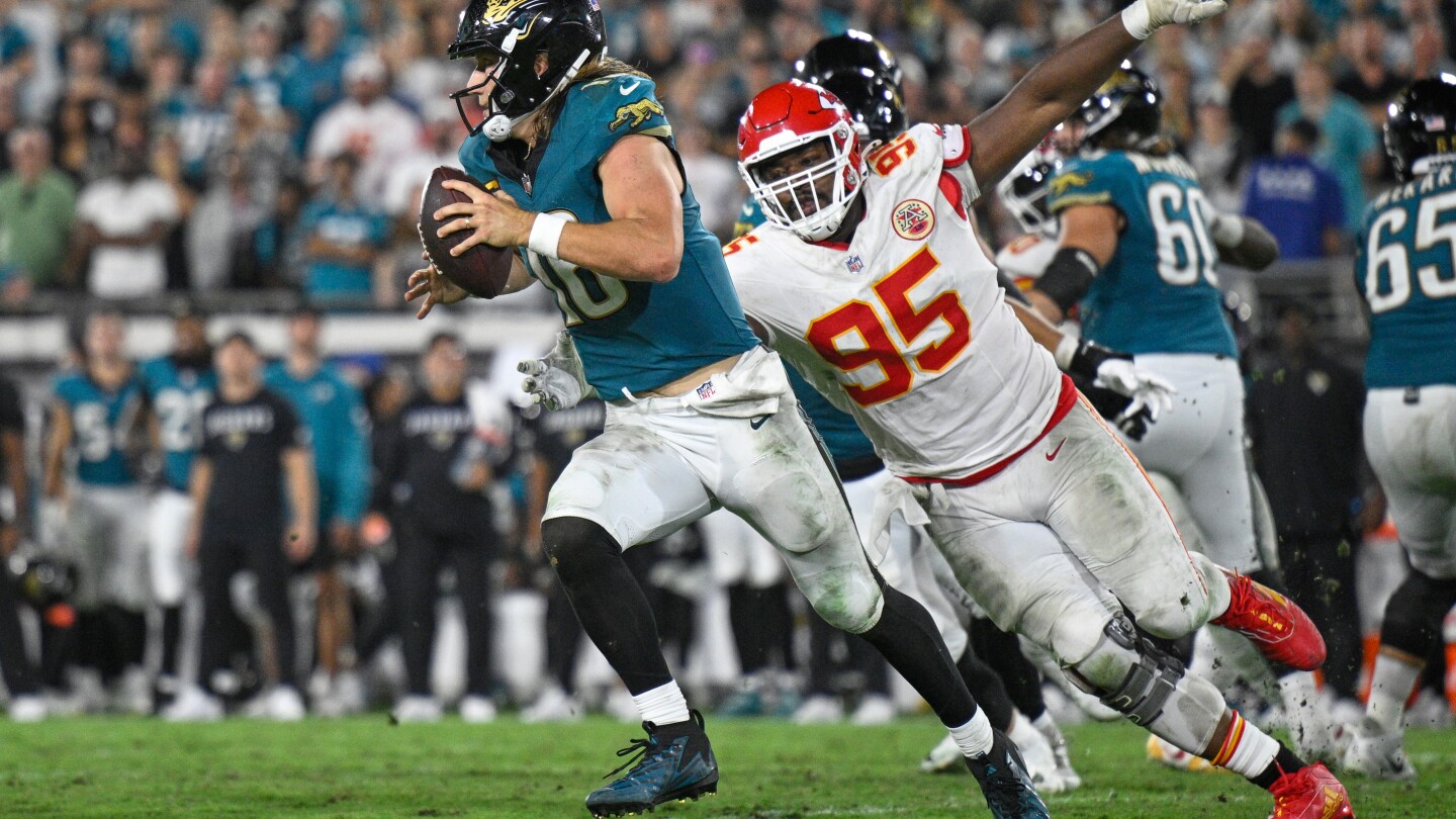 Chiefs' Chris Jones deactivates social media after mistake in loss to Jags