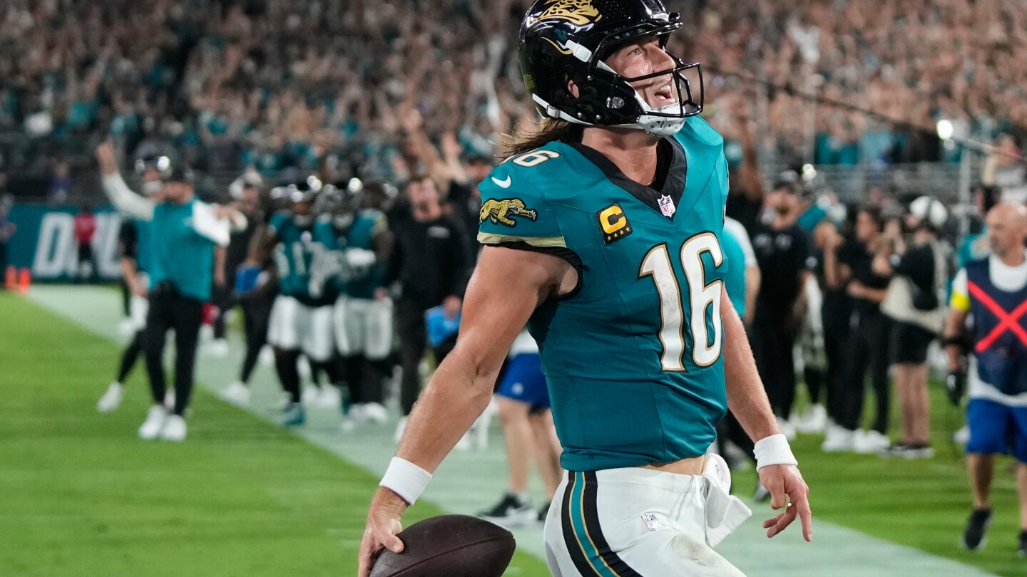 Trevor Lawrence's wild run lifts the Jaguars over the Chiefs 31-28