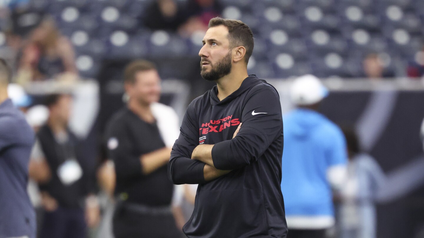 DeMeco Ryans has no plans to change his offensive coordinator