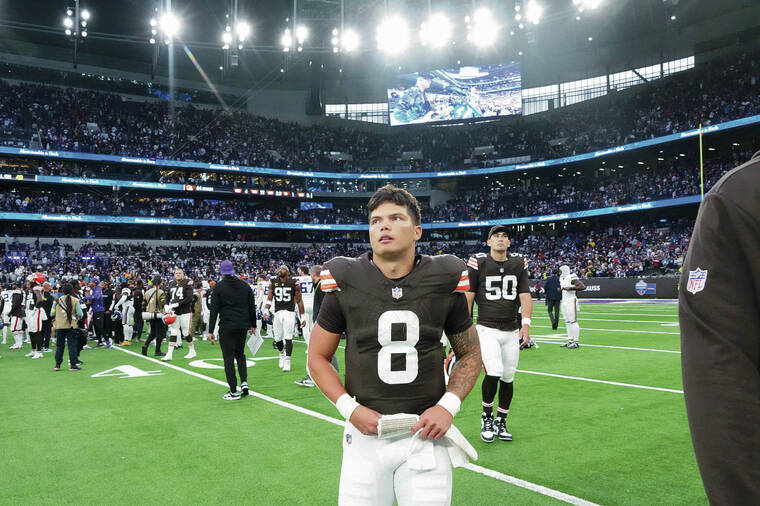 Curtis Murayama: Dillon Gabriel’s ohana had fun waking up ‘too early’ to watch his NFL starting debut