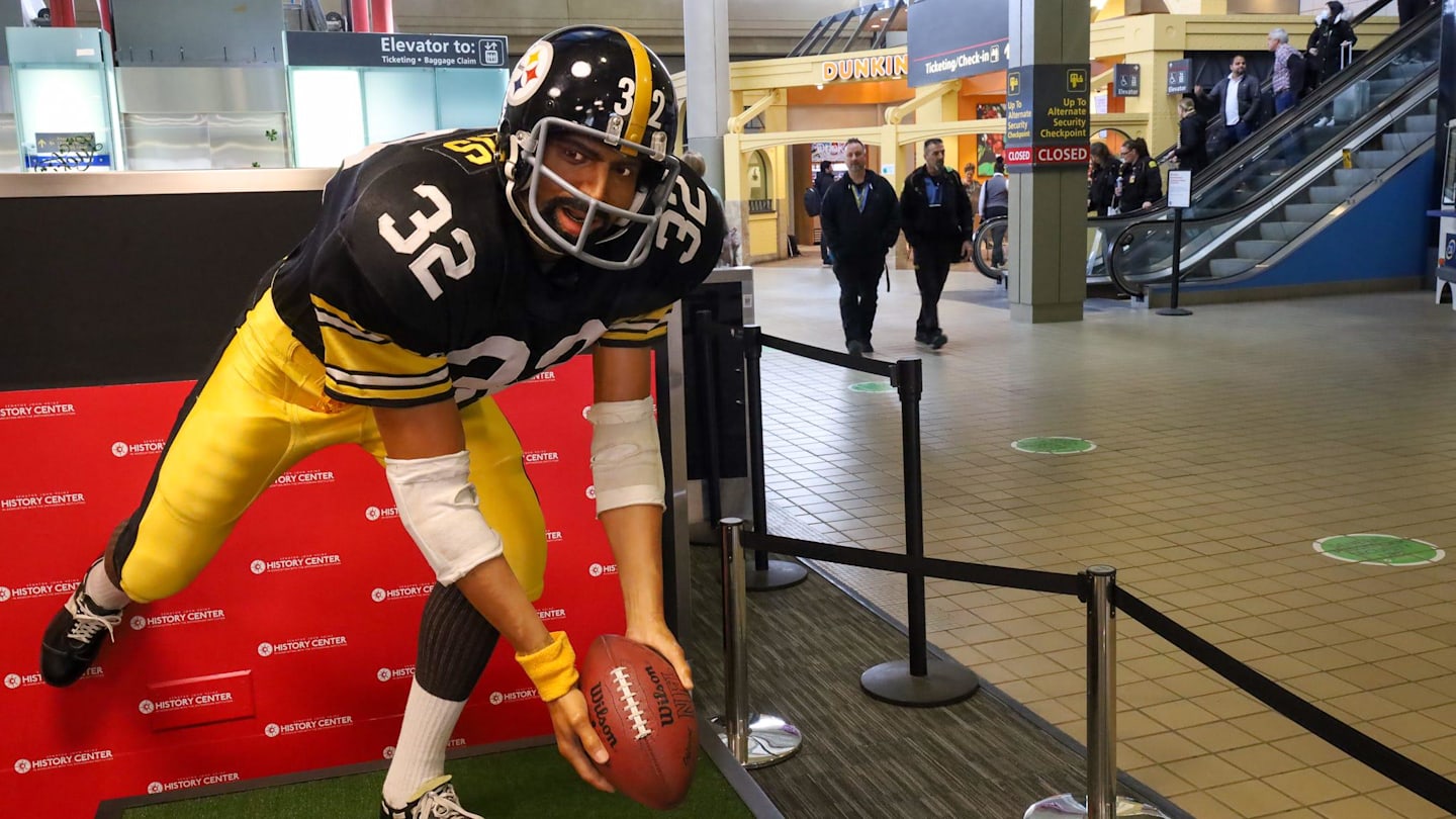 Pittsburgh Airport Relocates Iconic Steelers' Franco Harris Statue