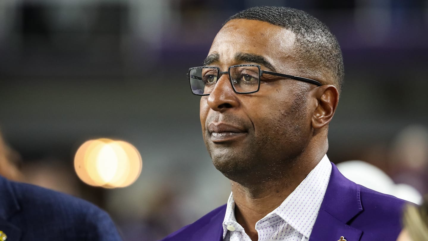 McCarthy's QB coach apologizes to Cris Carter for disrespectful tweet