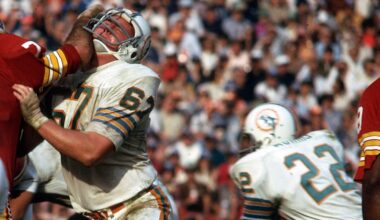 Miami Dolphins offensive lineman Bob Kuechenberg
