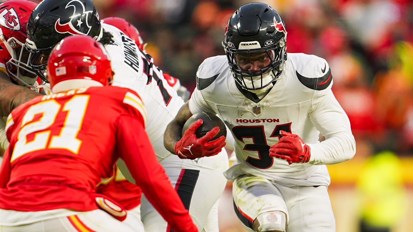 Jan 18, 2025; Kansas City, Missouri, USA; Former Houston Texans running back Dameon Pierce (31) runs the ball against Kansas City Chiefs safety Jaden Hicks (21) during the second half in a 2025 AFC divisional round game at GEHA Field at Arrowhead Stadium.