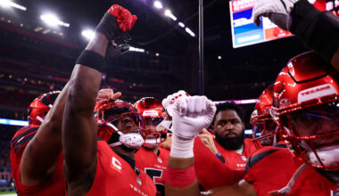 The Houston Texans gave back to the community on Tuesday afternoon ahead of Thanksgiving