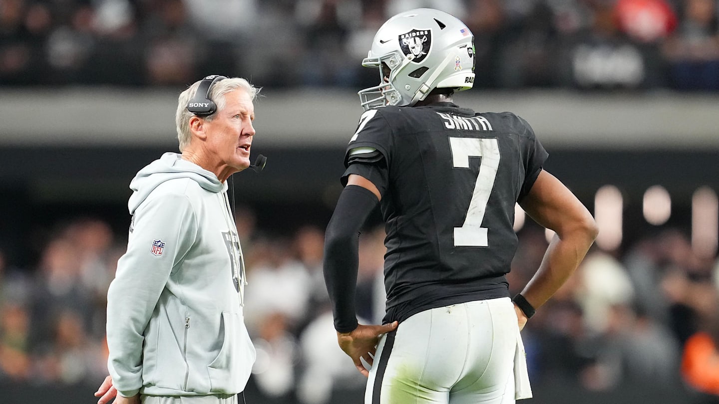 Geno Smith Apologizes for Flipping off Raiders Fans After Loss to Browns