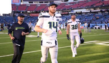 How likely do experts believe the Seahawks will get a decisive win over the Vikings?