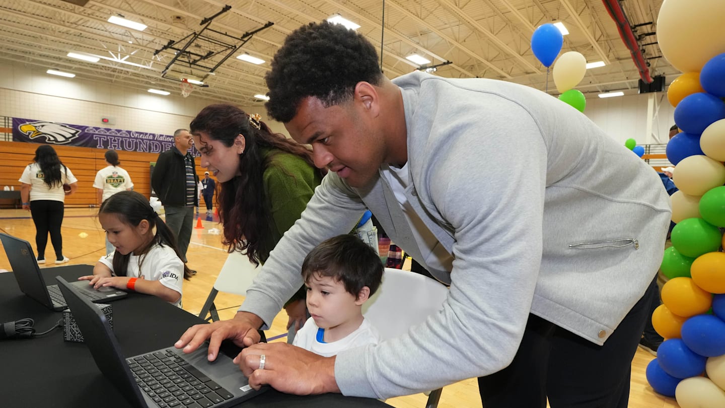 How Jaguars' Arik Armstead is Continuing to Give Back