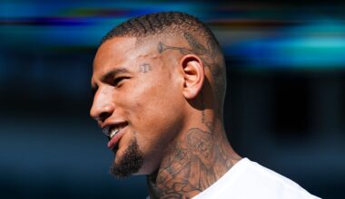 Miami Dolphins tight end Darren Waller