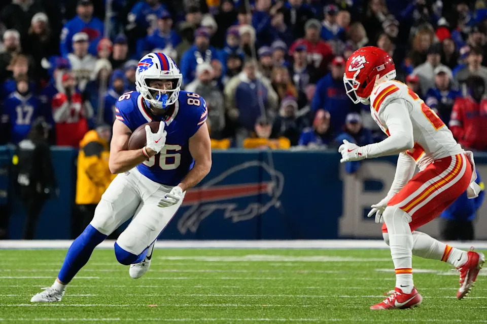 Nov 2, 2025; Orchard Park, New York, USA; Buffalo Bills tight end Dalton Kincaid (86) runs with the ball in the second half against the Kansas City Chiefs at Highmark Stadium. Mandatory Credit: Gregory Fisher-Imagn Images