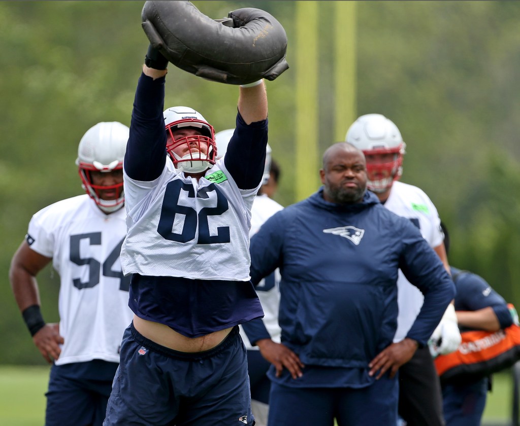 Patriots re-sign veteran offensive linemen in series of roster moves