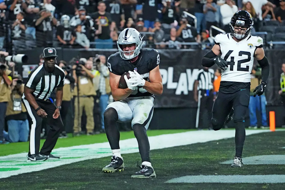 Nov 2, 2025; Paradise, Nevada, USA; Las Vegas Raiders tight end Brock Bowers (89) scores a touchdown during the second half against the Jacksonville Jaguars at Allegiant Stadium. Mandatory Credit: Kirby Lee-Imagn Images