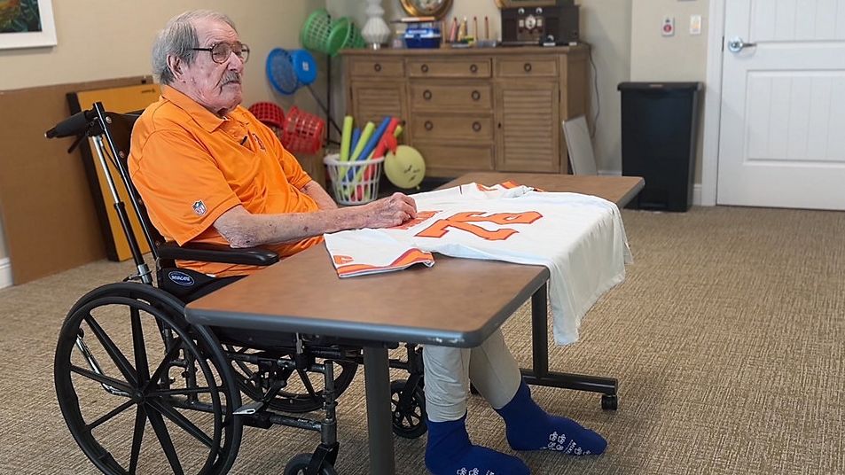 Buccaneers honor first-ever Bucs employee