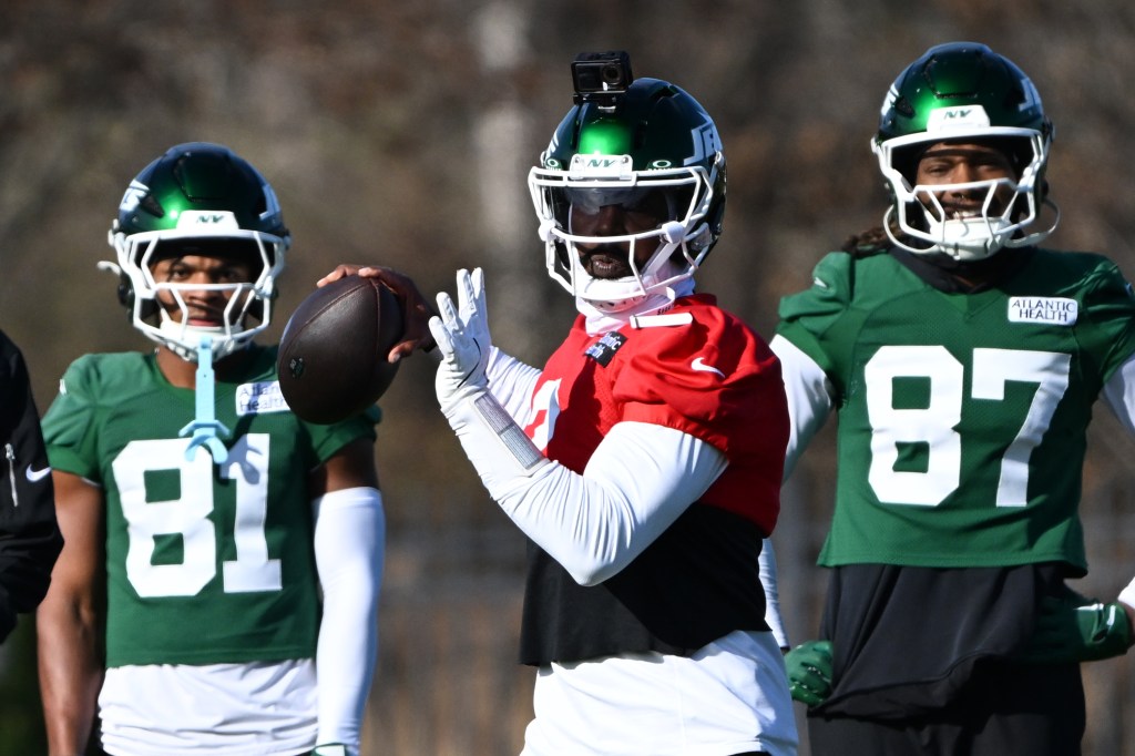 Jets quarterback Tyrod Taylor (2) throws at practice in Florham Park, NJ.