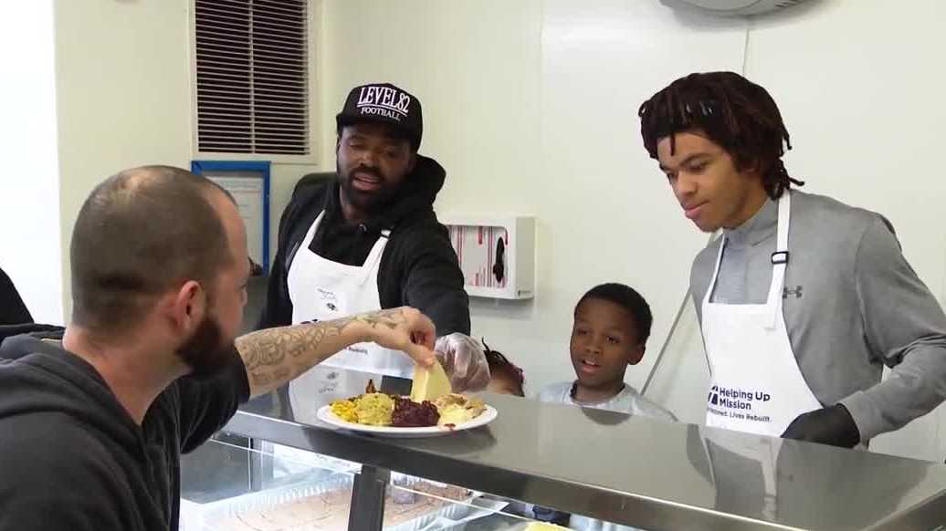 Current, former Ravens players give back ahead of Thanksgiving