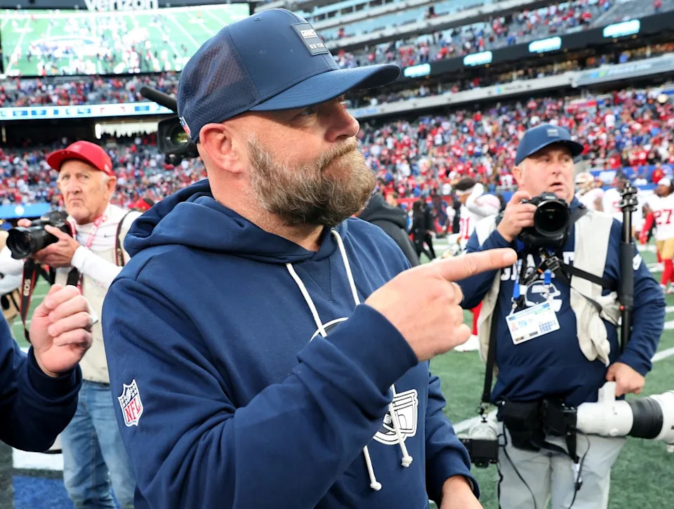 Giants head coach Brian Daboll pointing while on the field after the 49ers beat the Giants 34-24. Charles Wenzelberg / New York Post