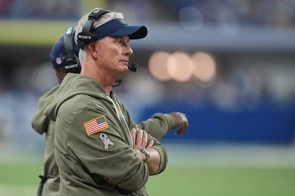 Tennessee Titans interim head coach Mike McCoy watches during the second half an NFL football game against the Indianapolis Colts, Sunday, Oct. 26, 2025, in Indianapolis. (AP Photo/Michael Conroy)