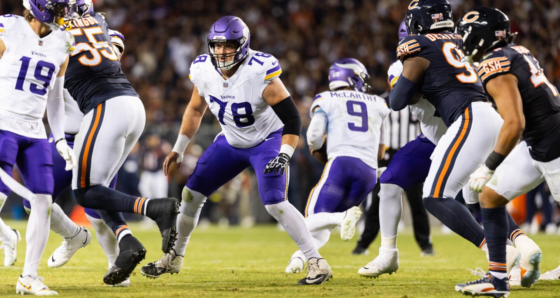 MN Vikings Lineman Trying to Play Again; Safety Enters Concussion Protocol