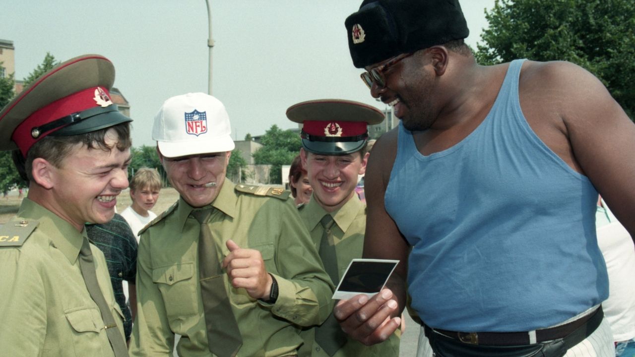 Soviet soldiers and chunks of the Wall: NFL's first visit to Berlin came as the Cold War ended