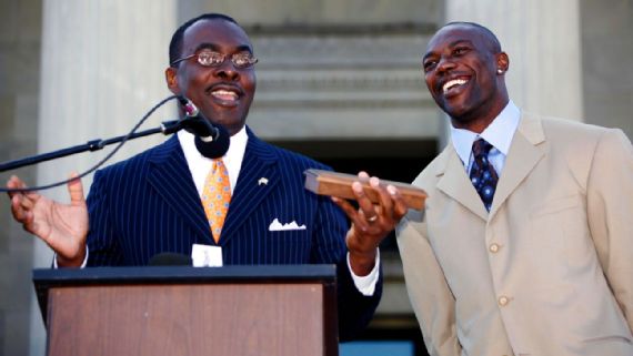 Terrell Owen’s receives key to city of Buffalo from Mayor Byron Brown in 2009. AP Photo/David Duprey