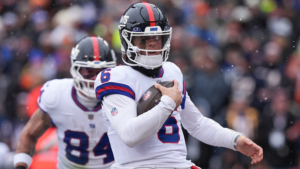 Jaxson Dart scores a TD