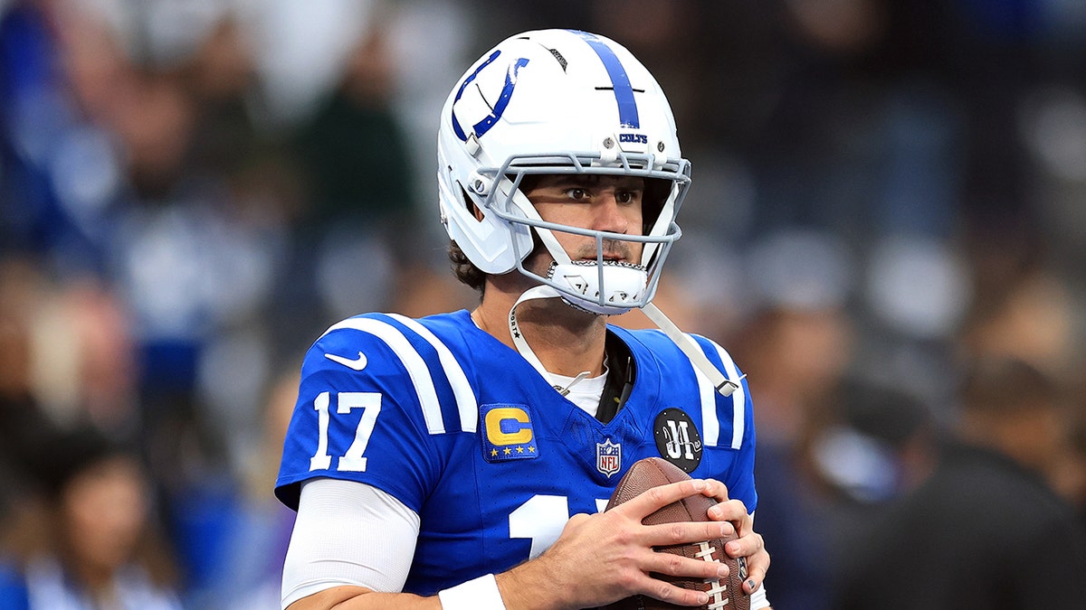 Daniel Jones warms up before game