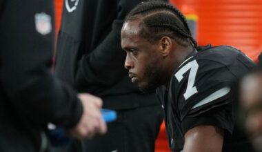 Geno Smith's frustration boils over with obscene gesture toward fed-up Raiders fans