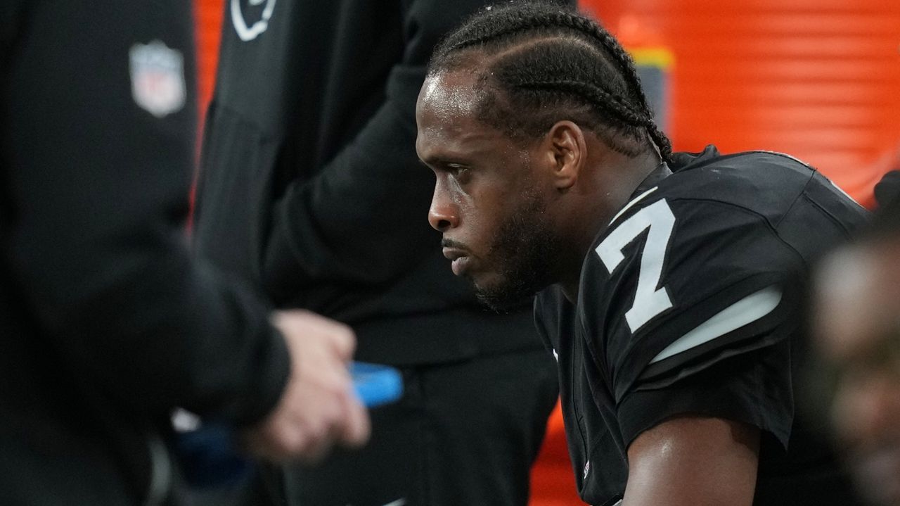 Geno Smith's frustration boils over with obscene gesture toward fed-up Raiders fans