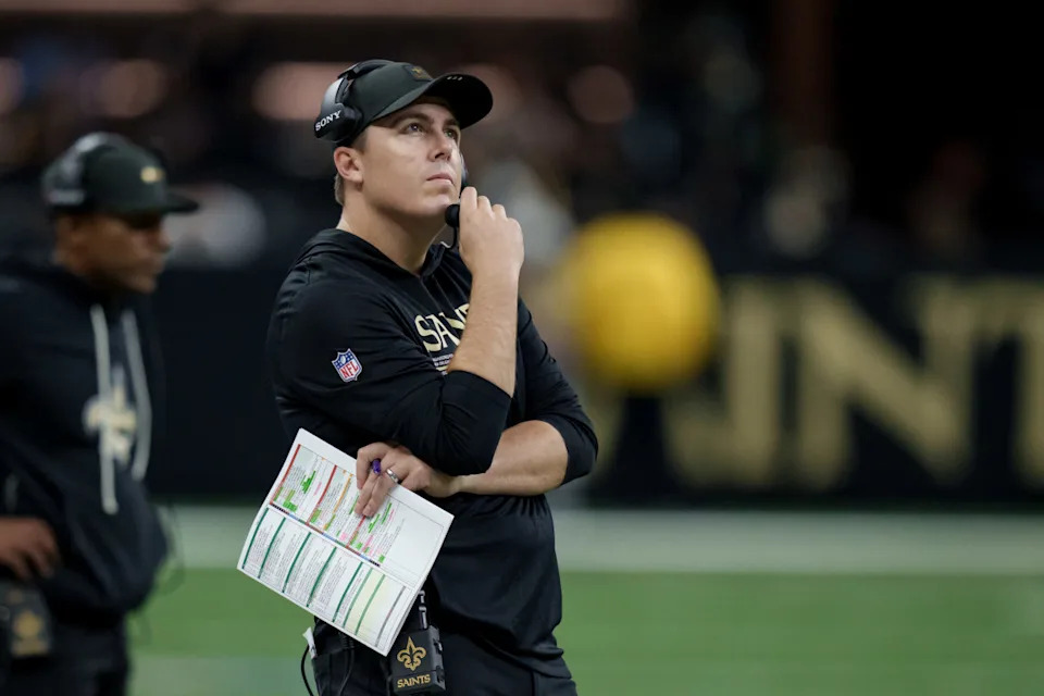 Sep 14, 2025; New Orleans, Louisiana, USA; New Orleans Saints head coach Kellen Moore reacts during the first half against the San Francisco 49ers at Caesars Superdome. Mandatory Credit: Matthew Hinton-Imagn Images© Matthew Hinton-Imagn Images