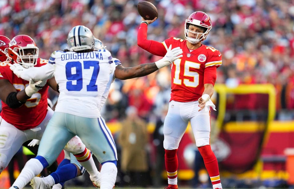 Patrick Mahomes plays against the Cowboys.