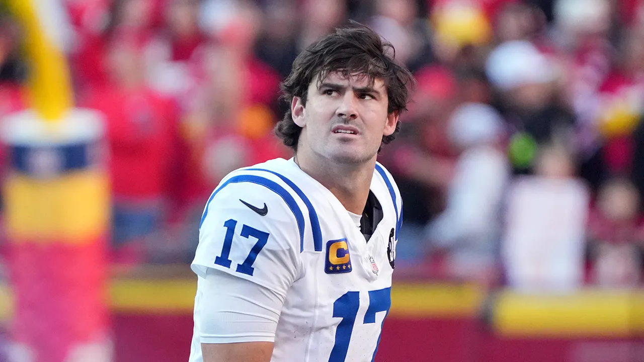 Colts' Daniel Jones playing through fractured fibula: report